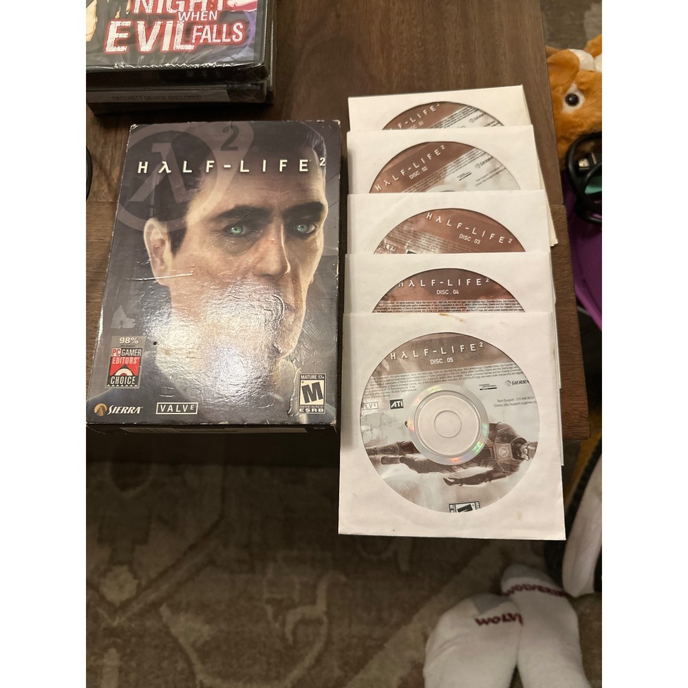 Half-Life 2 PC Game 2004 Valve Sierra 5-Disc Set with Box Counter-Strike Source